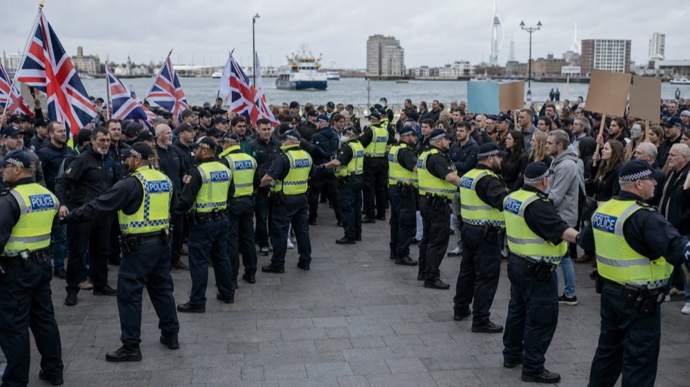 Illustration til: Protester i Portsmouth efter ankomst af migrantbåd