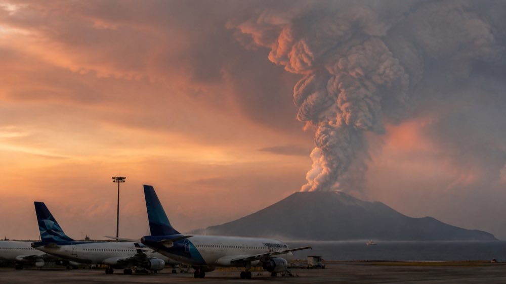Illustration til: Vulkanudbrud holder fly på jorden i Indonesien